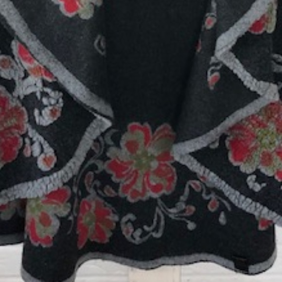 NWT Flower Pattern Round Vest, One Size - Picture 9 of 9